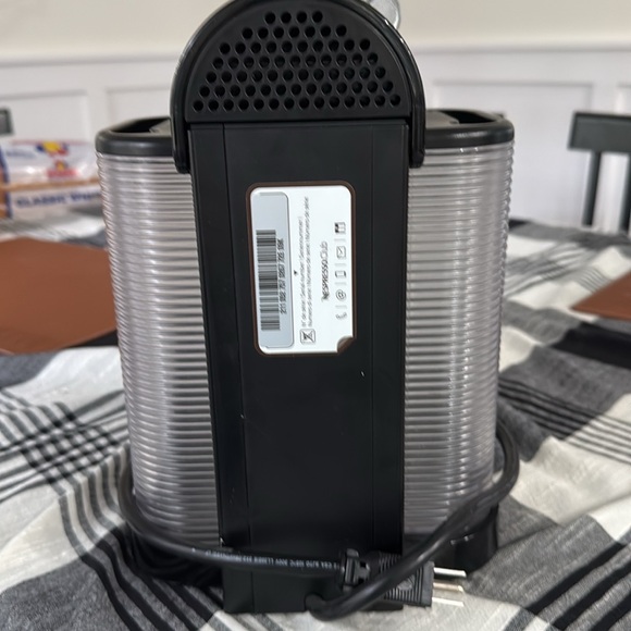 Nespresso’s espressos maker.  Like new condition.  Just descaled works great. - Picture 3 of 7